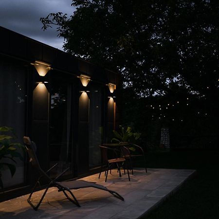 Tiny House Mezi Sklepy Apartment Kobyli Ngoại thất bức ảnh