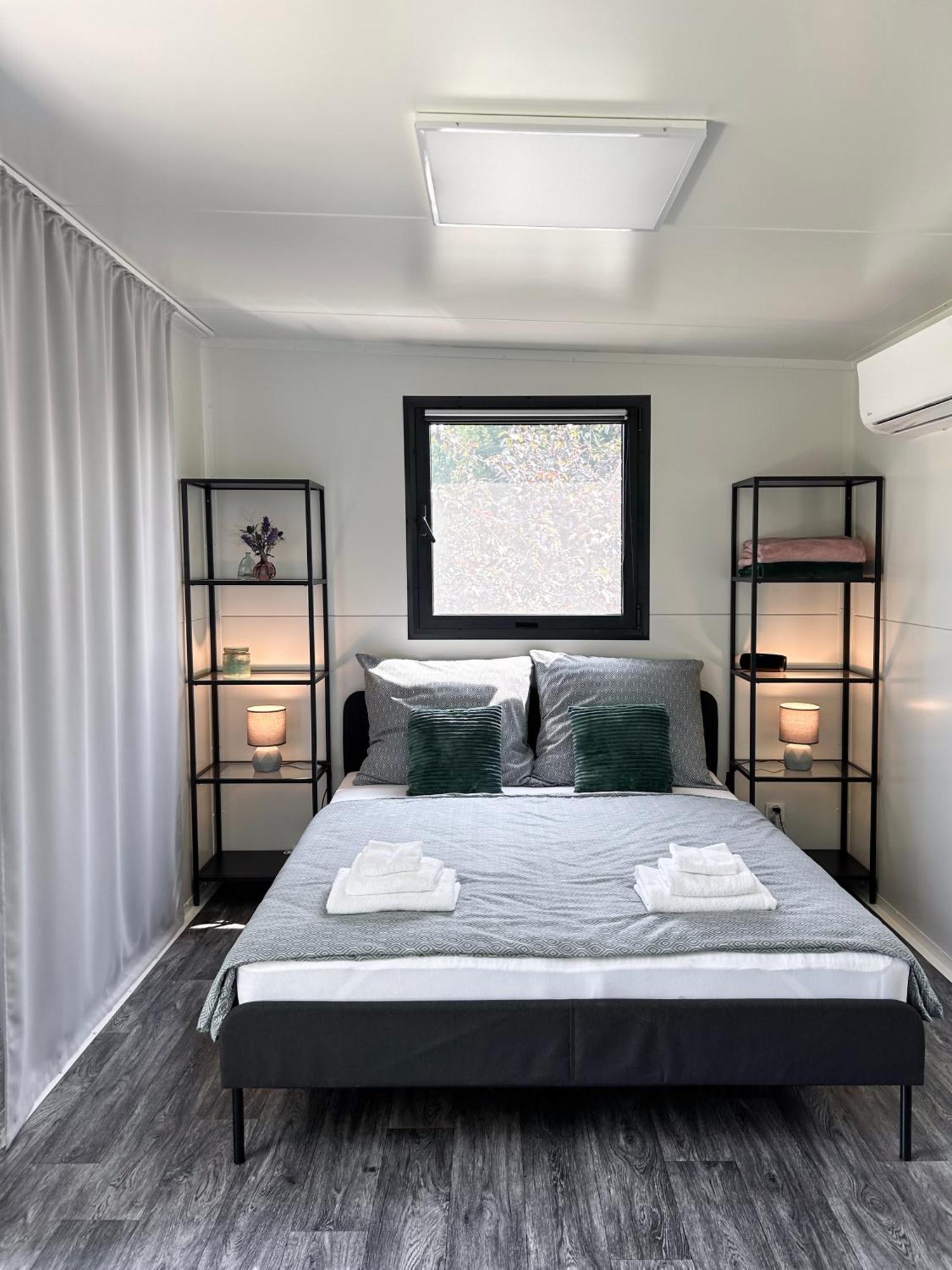 Tiny House Mezi Sklepy Apartment Kobyli Ngoại thất bức ảnh