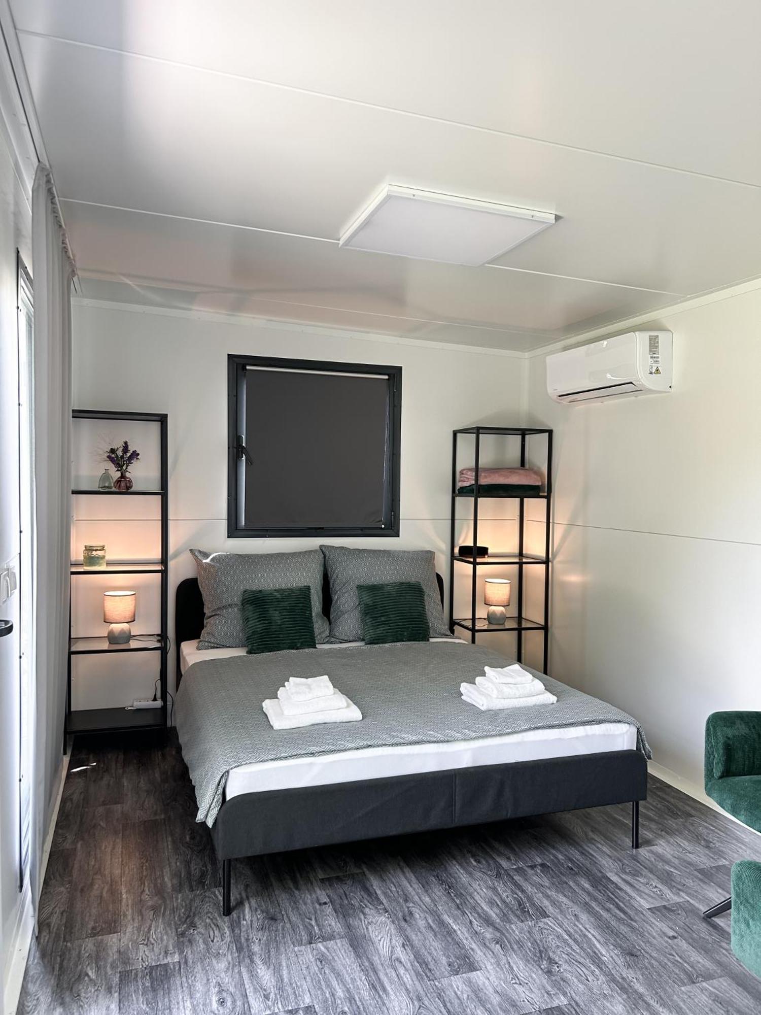 Tiny House Mezi Sklepy Apartment Kobyli Ngoại thất bức ảnh
