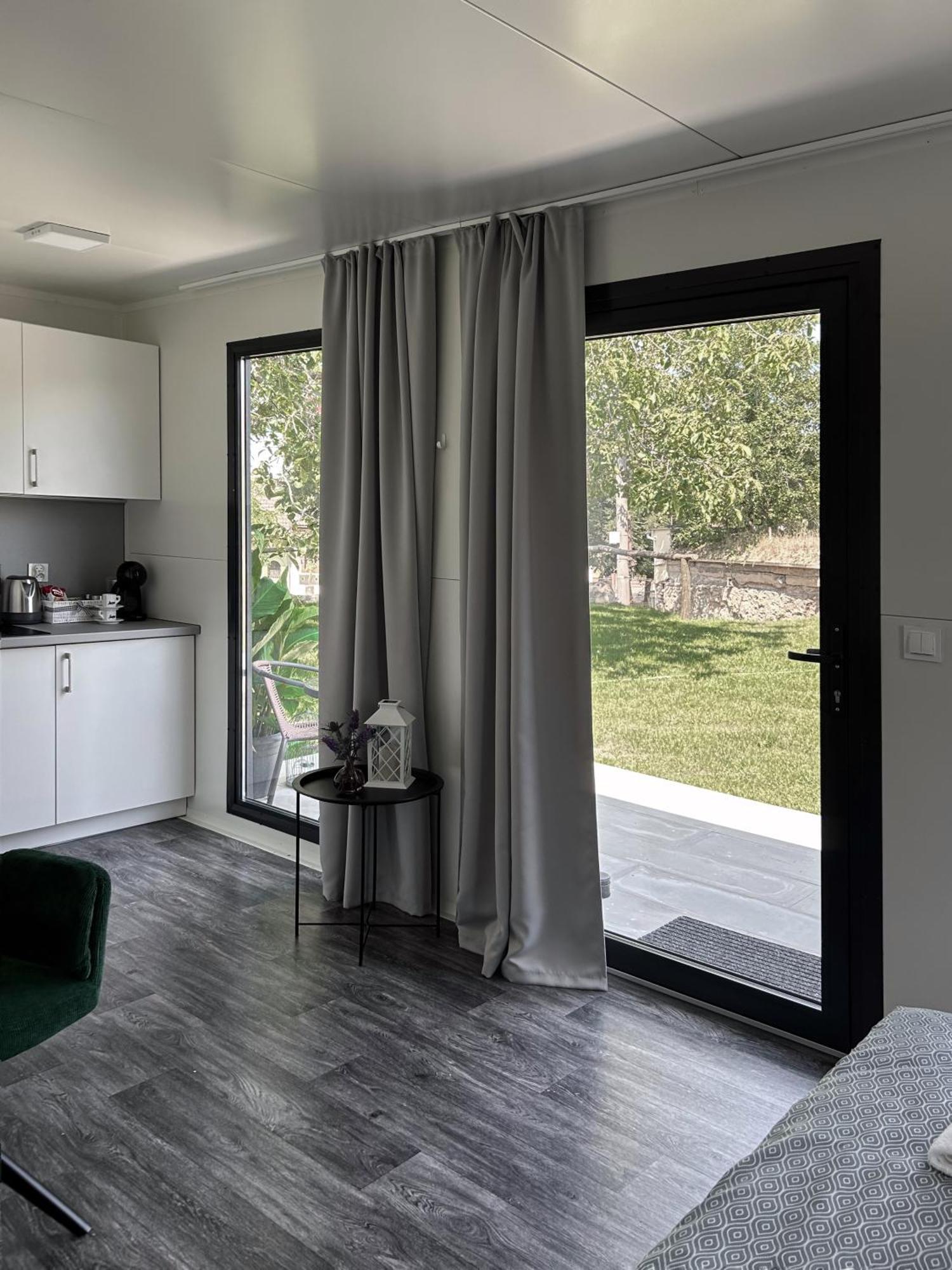Tiny House Mezi Sklepy Apartment Kobyli Ngoại thất bức ảnh