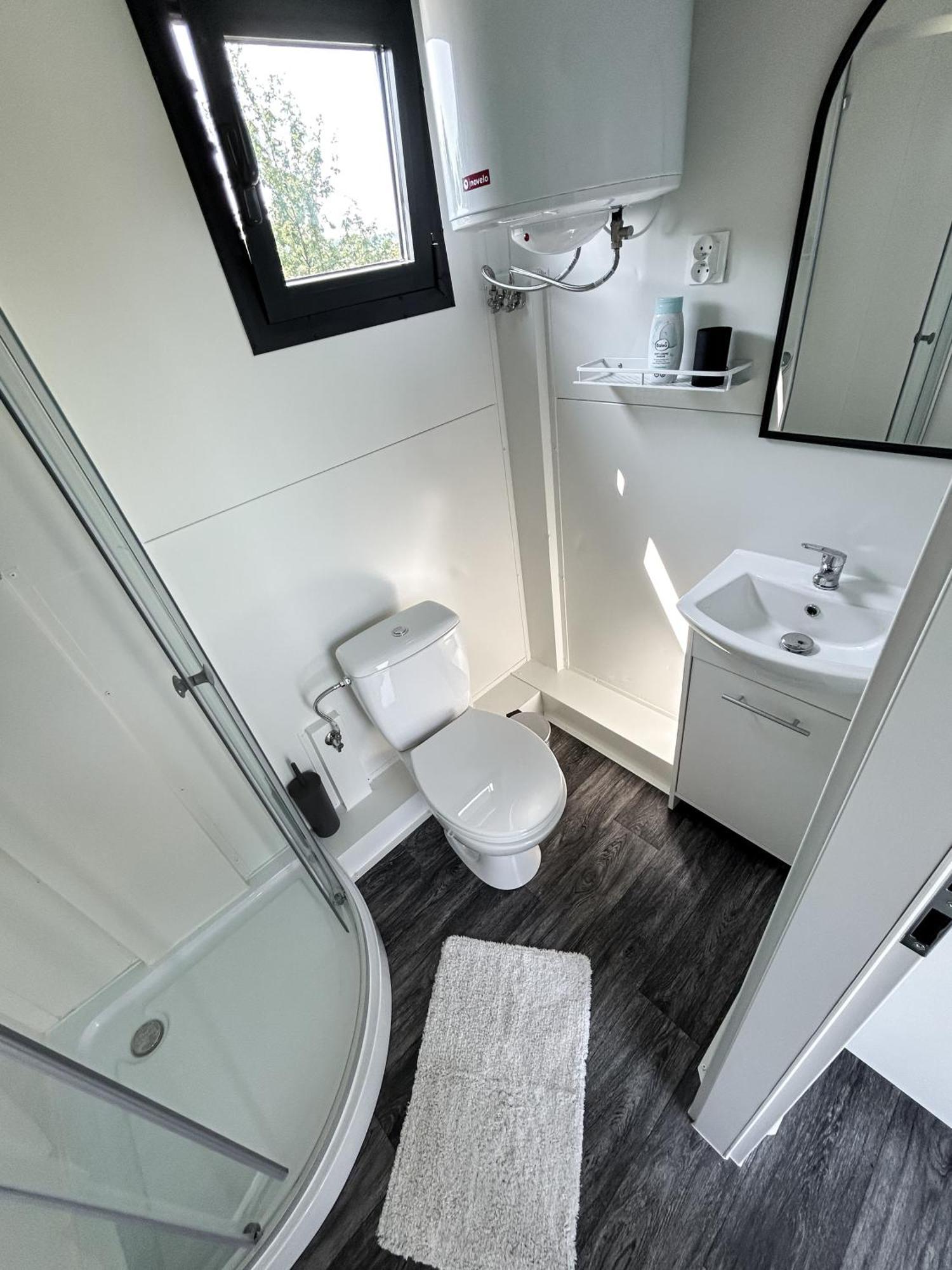 Tiny House Mezi Sklepy Apartment Kobyli Ngoại thất bức ảnh