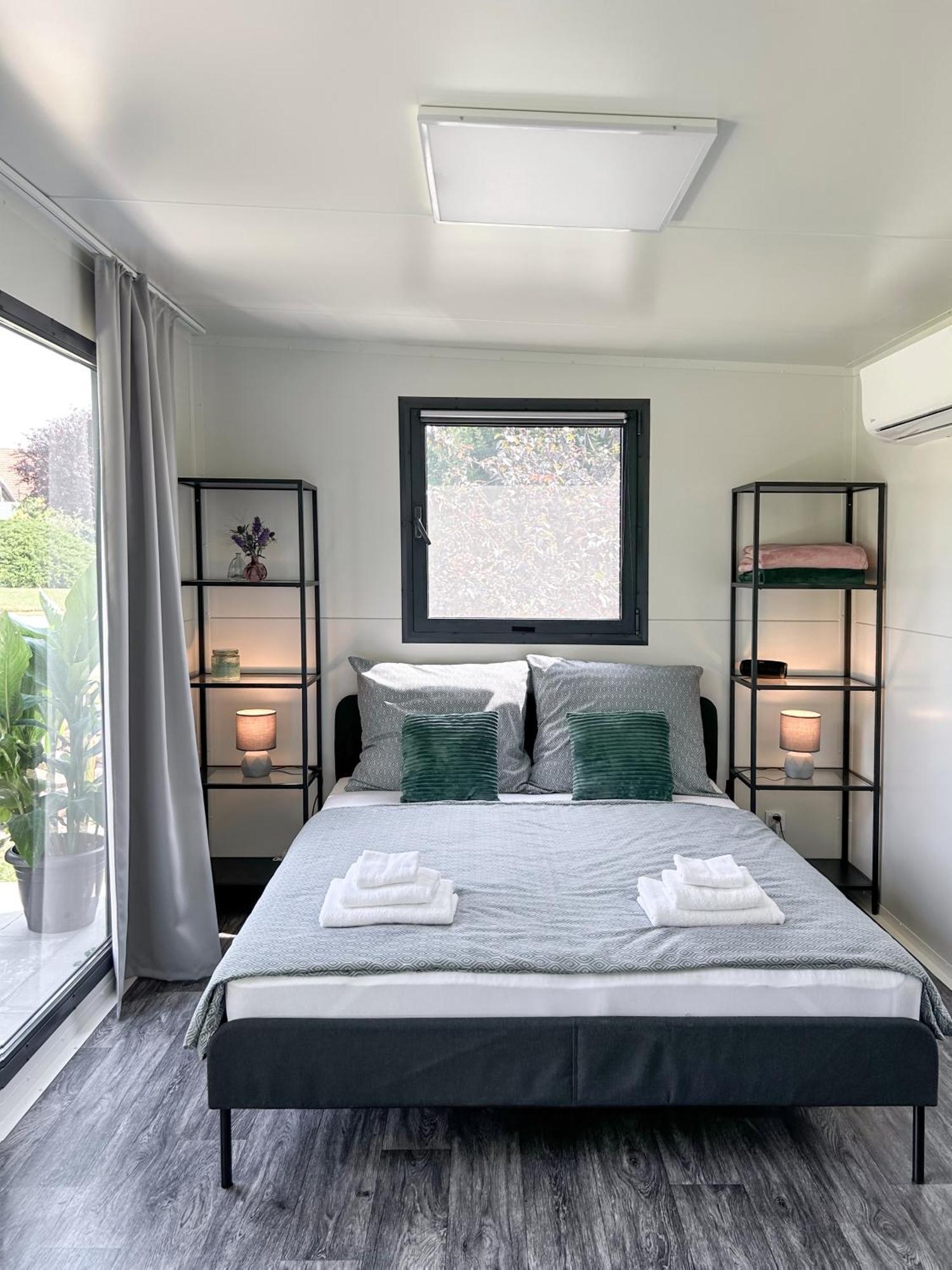 Tiny House Mezi Sklepy Apartment Kobyli Ngoại thất bức ảnh