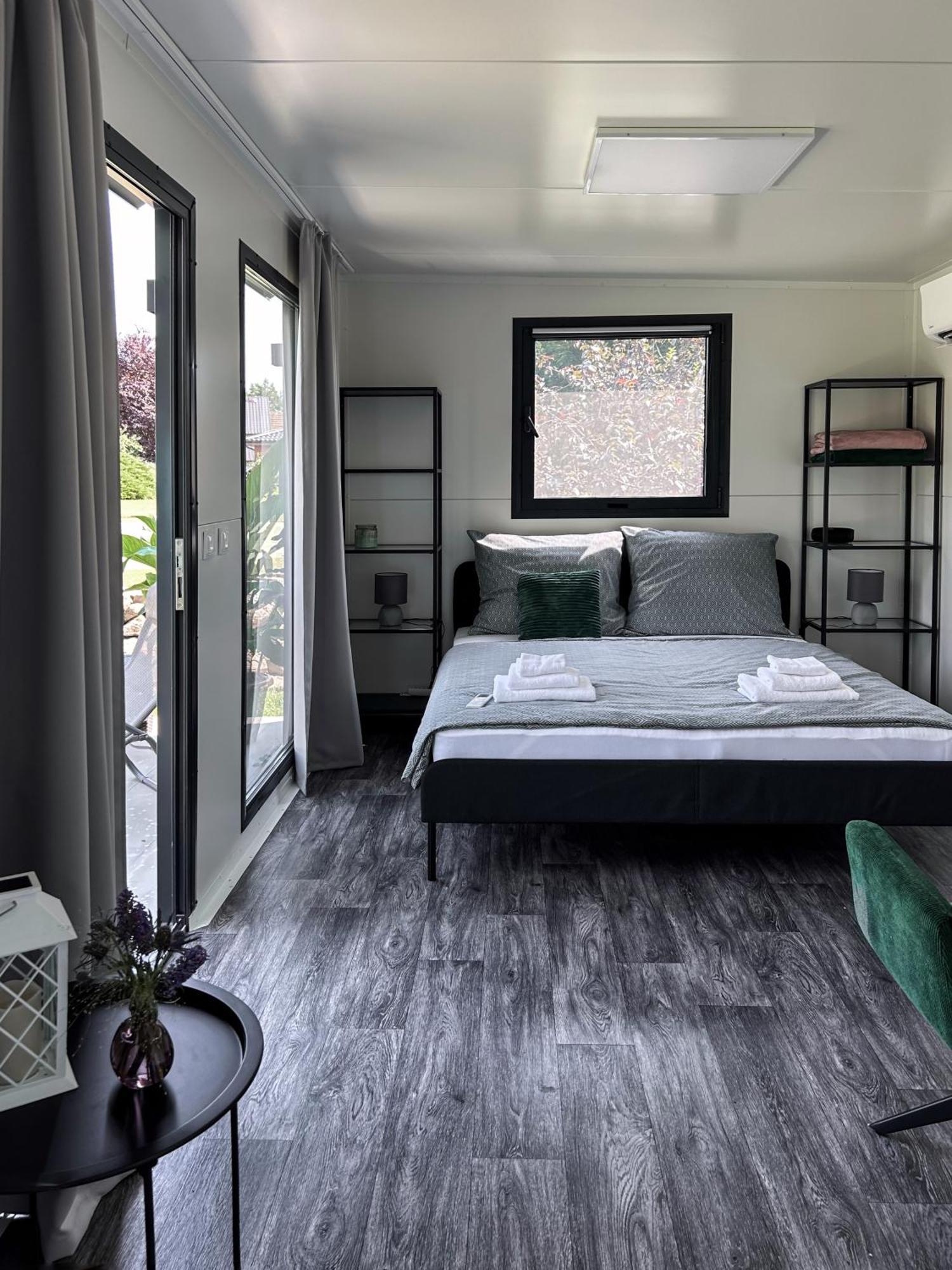 Tiny House Mezi Sklepy Apartment Kobyli Ngoại thất bức ảnh