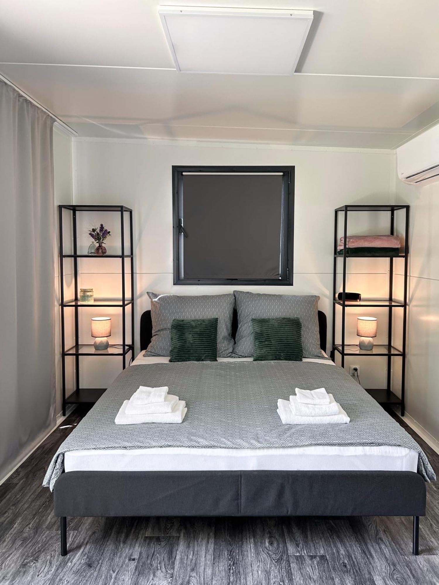 Tiny House Mezi Sklepy Apartment Kobyli Ngoại thất bức ảnh