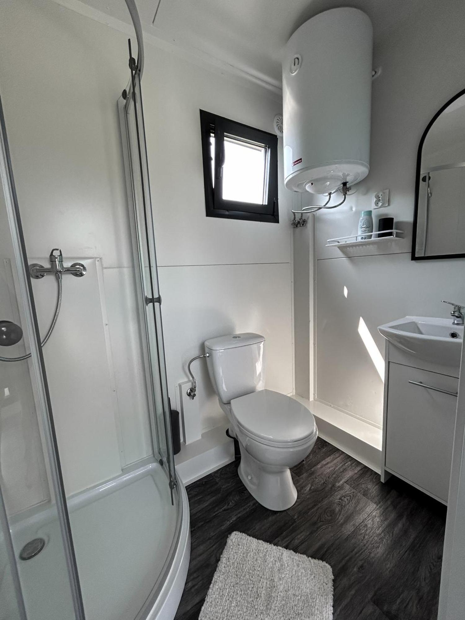 Tiny House Mezi Sklepy Apartment Kobyli Ngoại thất bức ảnh