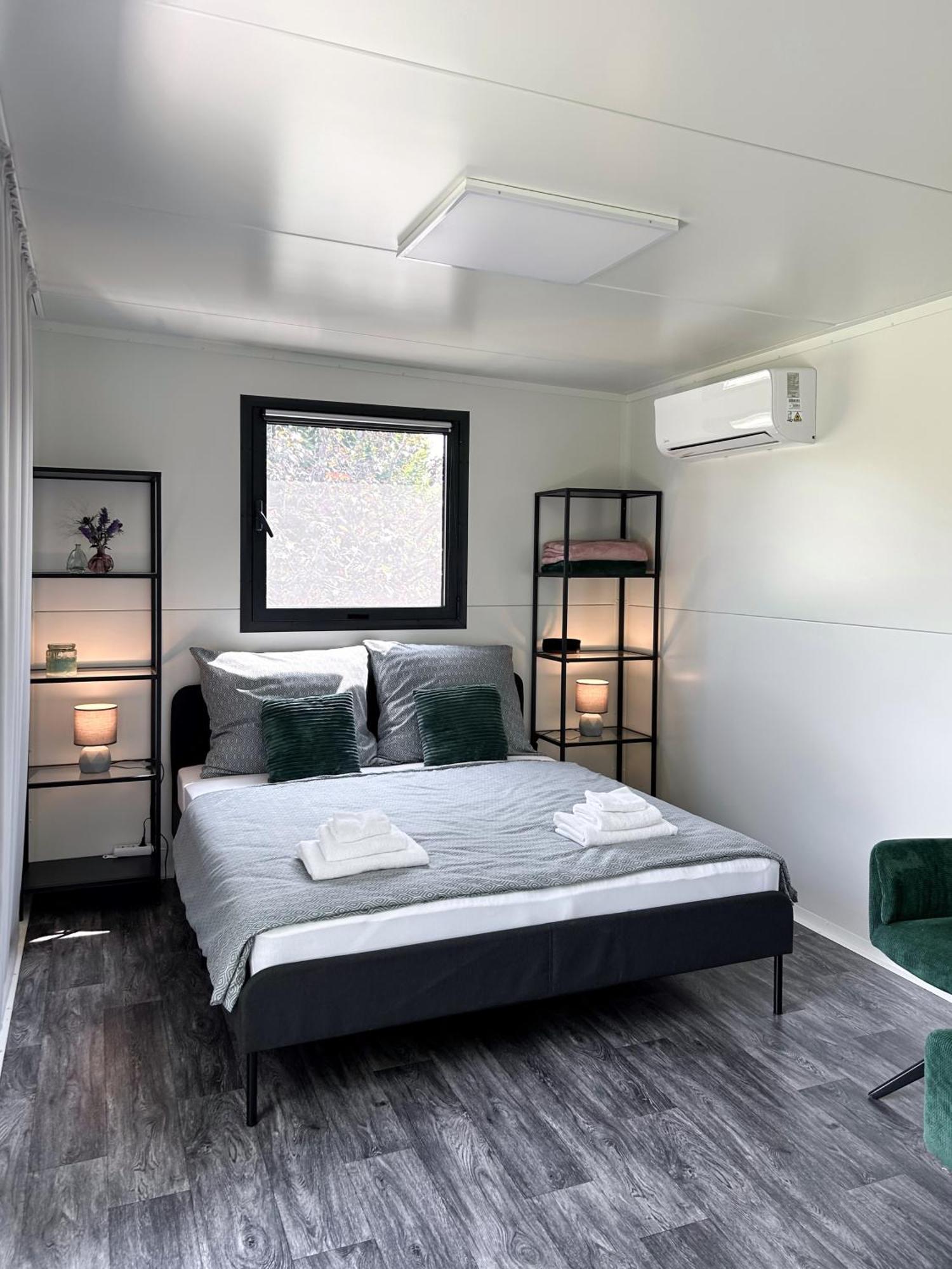 Tiny House Mezi Sklepy Apartment Kobyli Ngoại thất bức ảnh